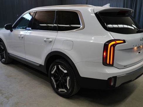 Used 2023 Kia Telluride EX w/ EX Captain's Chair Package AWD/4WD image 5