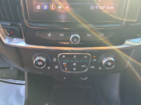 Used 2020 Chevrolet Traverse LT FWD image 31