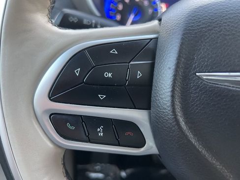 Used 2018 Chrysler Pacifica Limited image 47