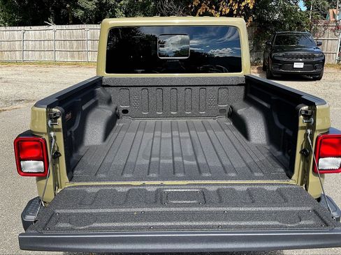 Certified 2025 Jeep Gladiator Sport image 29