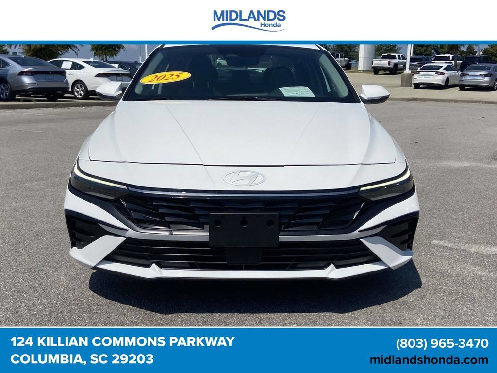 Used 2025 Hyundai Elantra Limited FWD image 2