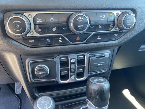 Used 2024 Jeep Wrangler Unlimited w/ Convenience Group AWD/4WD image 28