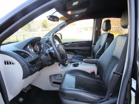 Used 2017 Dodge Grand Caravan SXT image 4