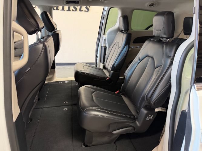 Used 2024 Chrysler Pacifica Touring-L FWD image 28