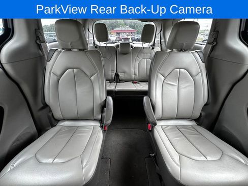 Used 2017 Chrysler Pacifica Touring-L w/ Tire & Wheel Group FWD image 10