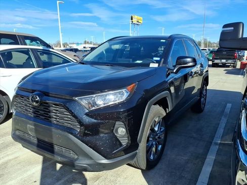 Used 2021 Toyota RAV4 XLE Premium image 4
