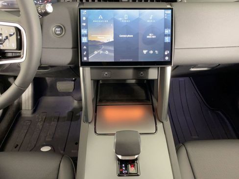 Used 2025 Land Rover Discovery Sport S image 21