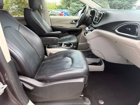 Used 2020 Chrysler Pacifica Touring-L FWD image 26