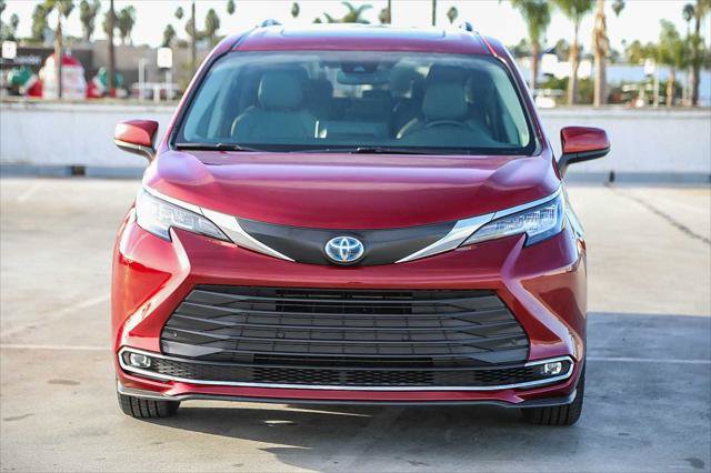 Certified 2023 Toyota Sienna XLE FWD image 3