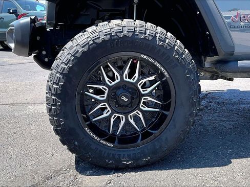 Used 2022 Jeep Gladiator Rubicon w/ Cold Weather Group AWD/4WD image 8
