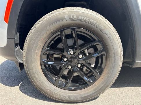 Used 2025 Jeep Grand Cherokee Laredo X w/ Luxury Tech Group I RWD image 20