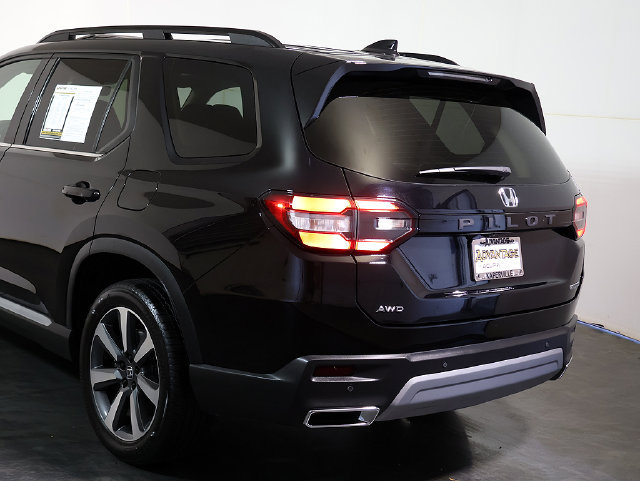 Used 2024 Honda Pilot Touring image 11