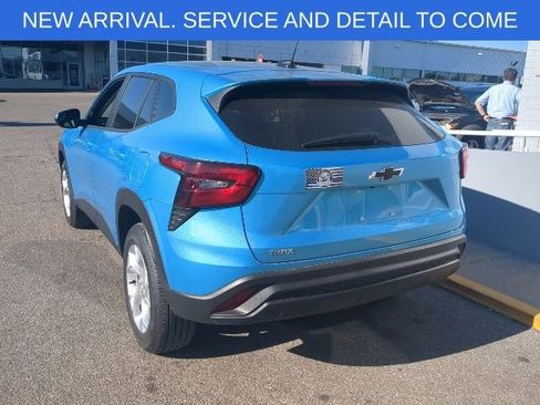 Used 2025 Chevrolet Trax LS w/ LS Convenience Package FWD image 3