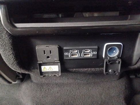 Used 2024 Jeep Wagoneer L Series II RWD image 12