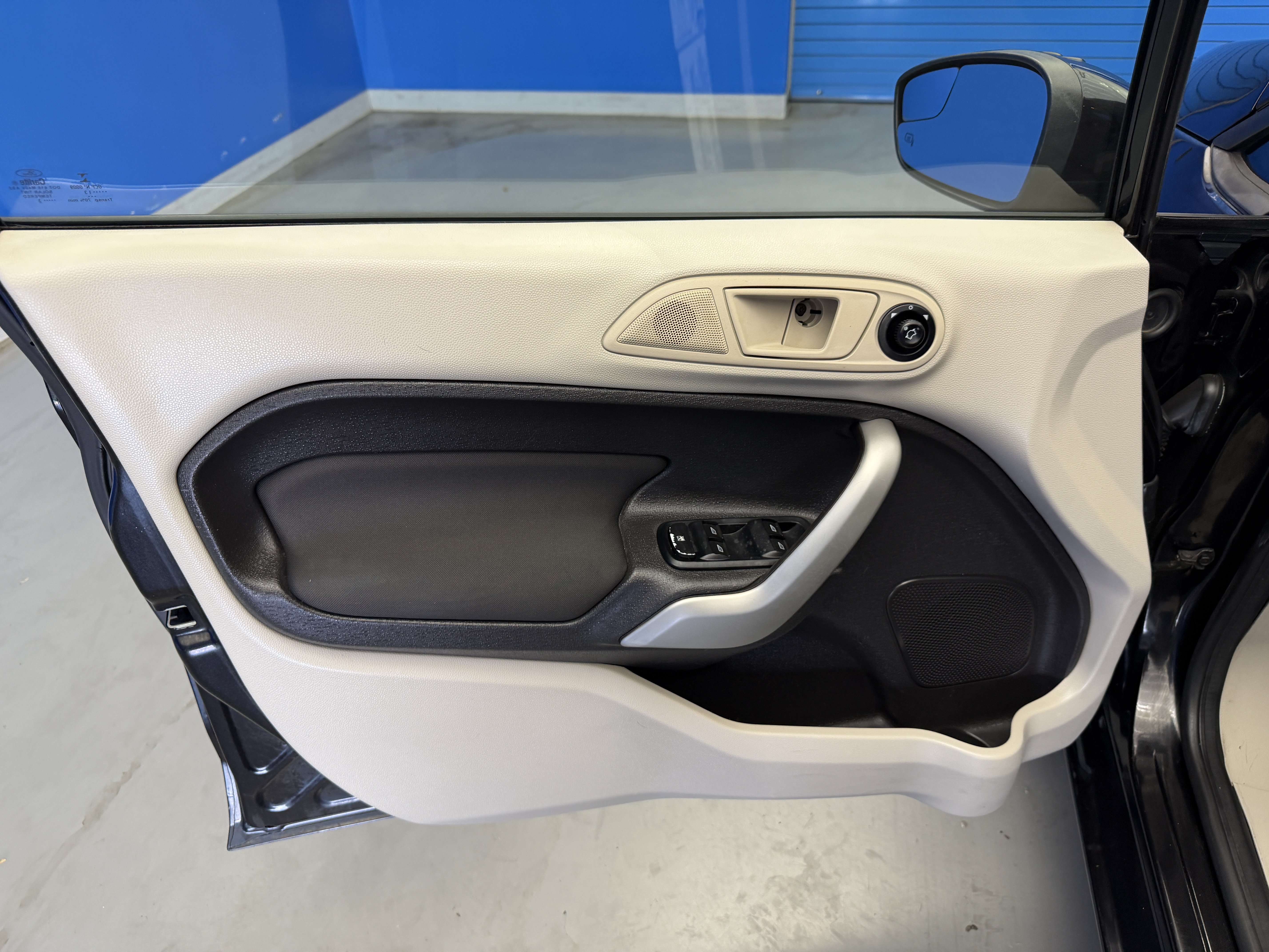 Used 2013 Ford Fiesta SE FWD image 9