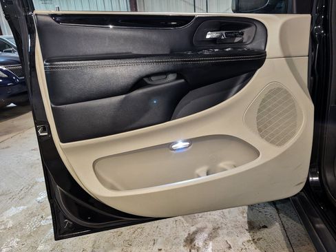 Used 2019 Dodge Grand Caravan SXT FWD image 12