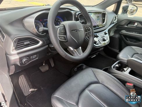 Certified 2025 Chrysler Pacifica Select image 11