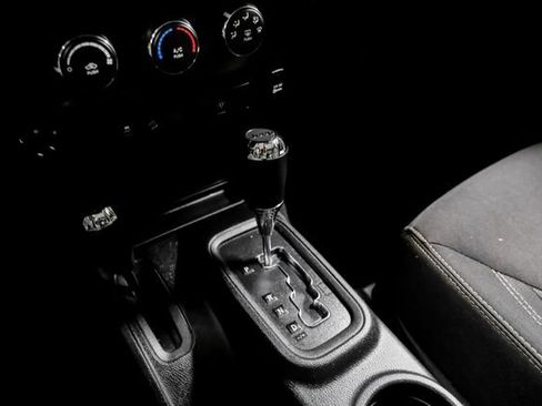 Used 2018 Jeep Wrangler Unlimited Sahara w/ Connectivity Group image 18