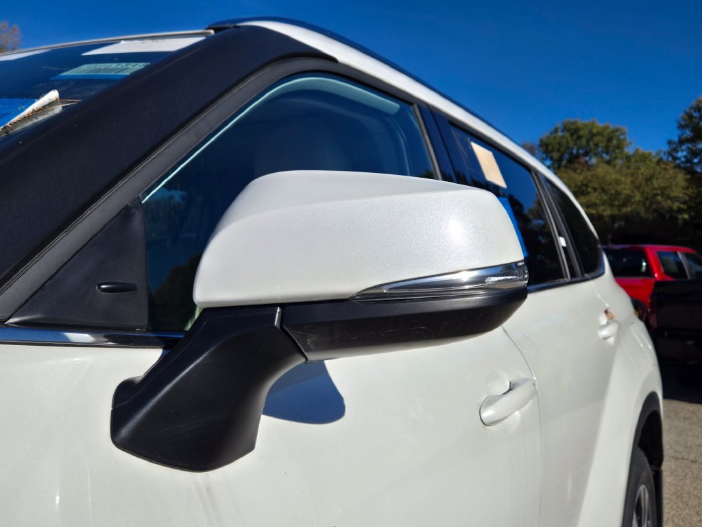 Used 2021 Toyota Highlander XLE AWD/4WD image 11