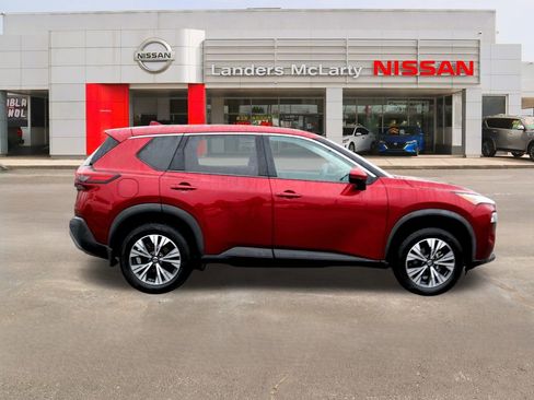 Used 2021 Nissan Rogue SV image 2