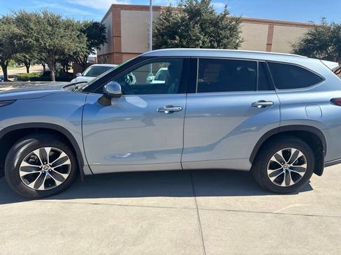 Used 2022 Toyota Highlander XLE AWD/4WD image 5