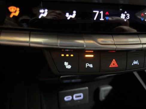 Used 2025 Cadillac XT4 Sport w/ Technology Package image 32