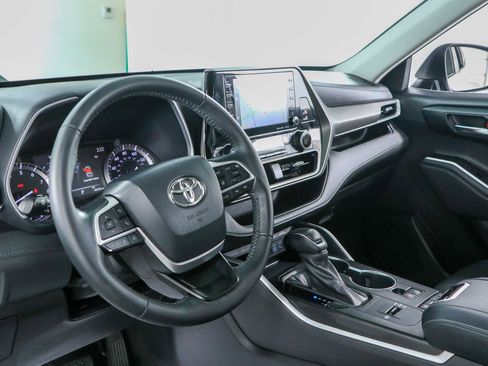 Used 2022 Toyota Highlander XLE FWD image 23