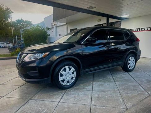 Used 2019 Nissan Rogue S image 1