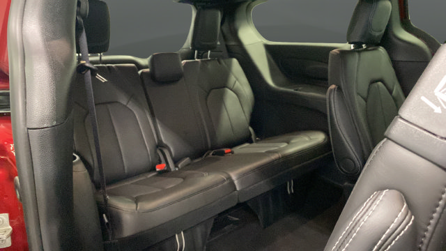 Used 2025 Chrysler Pacifica Select AWD/4WD image 26