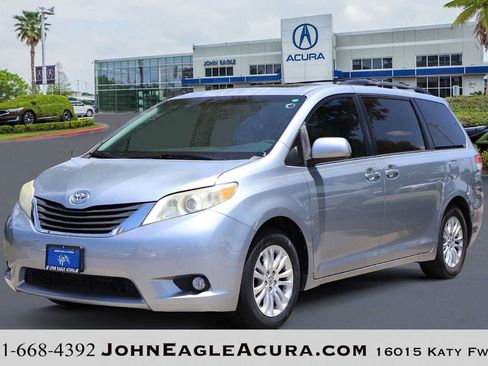 Used 2014 Toyota Sienna XLE FWD image 1