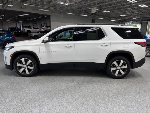 Used 2023 Chevrolet Traverse LT w/ LT Premium Package AWD/4WD image 4