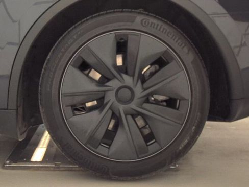Used 2024 Tesla Model Y Long Range RWD image 17