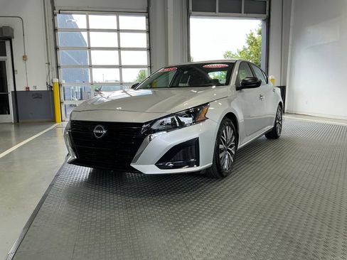 Used 2025 Nissan Altima 2.5 SV FWD image 2