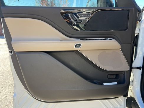 Used 2022 Lincoln Aviator AWD w/ Premium Package image 10