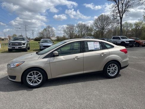 Used 2017 Ford Focus SE FWD image 2