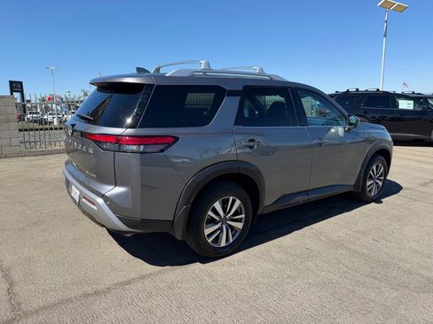 Used 2025 Nissan Pathfinder SL AWD/4WD image 6