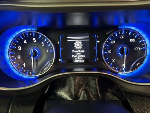 Used 2020 Chrysler Pacifica Touring-L FWD image 11