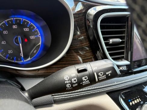 Used 2024 Chrysler Pacifica Limited FWD image 23