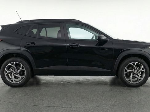 Used 2025 Chevrolet Trax LT image 11