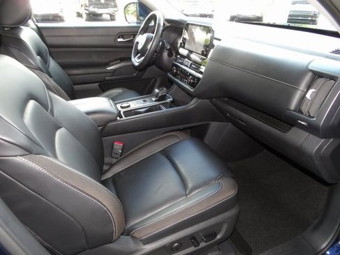 Certified 2023 Nissan Pathfinder SL w/ Black Appearance Package image 30