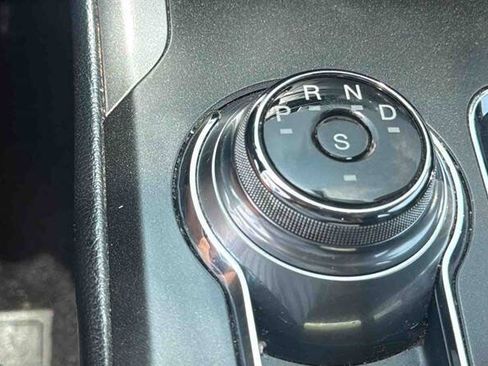 Used 2017 Ford Fusion SE FWD image 16