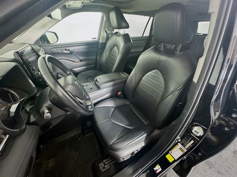 Used 2022 Toyota Highlander XLE FWD image 13