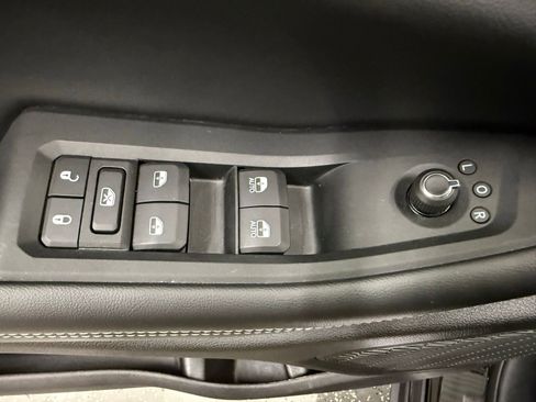 Used 2025 Jeep Grand Cherokee Altitude AWD/4WD image 10