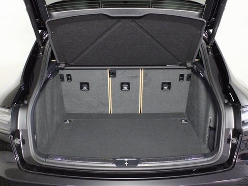 Certified 2025 Porsche Macan AWD/4WD image 13