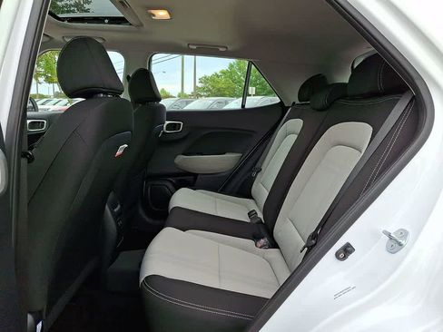 Certified 2025 Hyundai Venue SEL FWD image 9