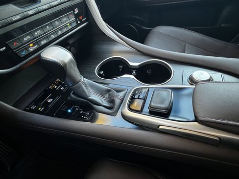 Used 2017 Lexus RX 450h AWD image 28