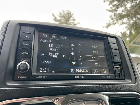 Used 2014 Chrysler Town & Country Touring image 30