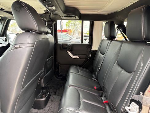 Used 2014 Jeep Wrangler Unlimited Rubicon w/ Connectivity Group AWD/4WD image 16