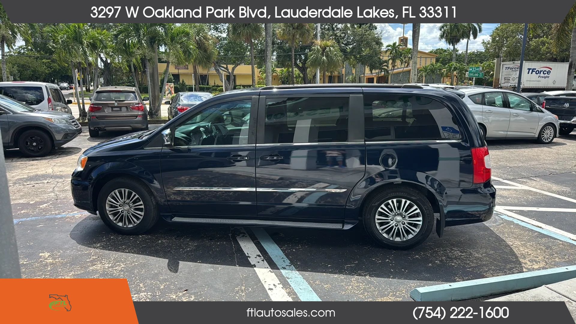 Used 2014 Chrysler Town & Country Touring-L FWD image 7
