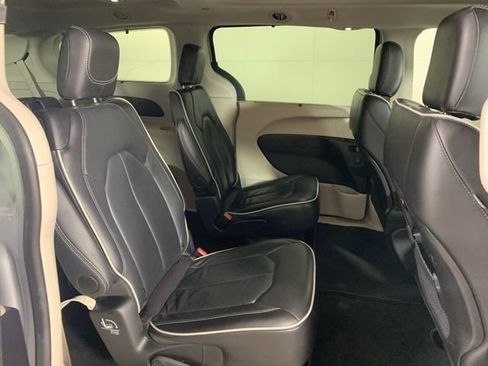 Used 2024 Chrysler Pacifica Limited FWD image 25